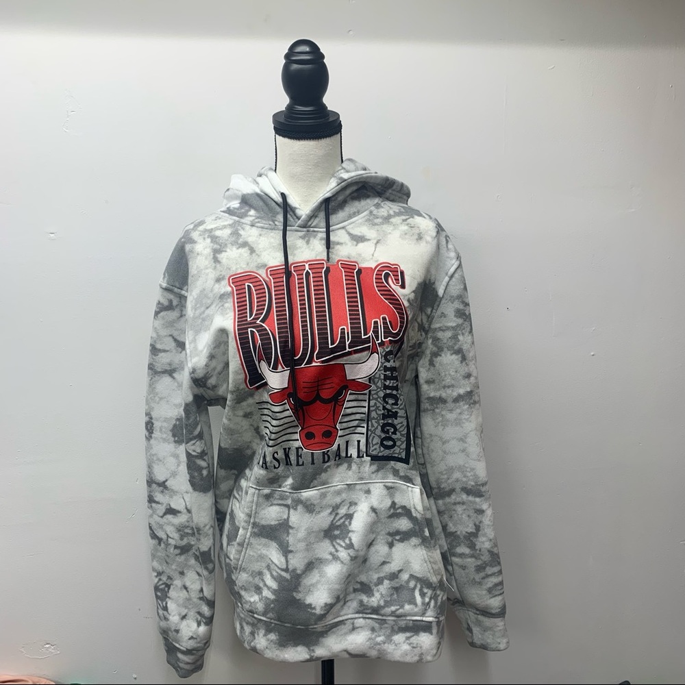 Chicago bulls mens gray and white pull over hoodie